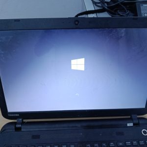 لابتوب Toshiba Satellite بحجم شاشة 15.6 بوصة، مناسب للعمل والدراسة والتصفح والاستخدامات اليومية.